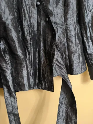 Blusa plateada con cinturón