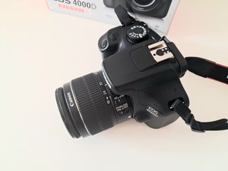 Cámara Canon EOS 4000D con caja