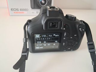 Cámara Canon EOS 4000D con caja