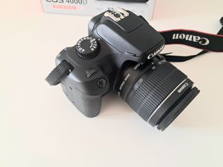 Cámara Canon EOS 4000D con caja