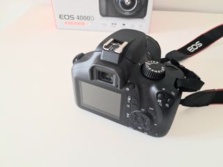 Cámara Canon EOS 4000D con caja