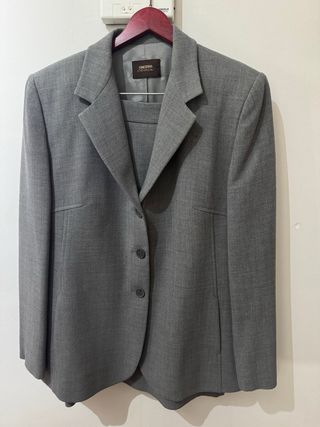 Traje de chaqueta y falda gris