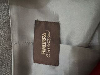 Traje de chaqueta y falda gris