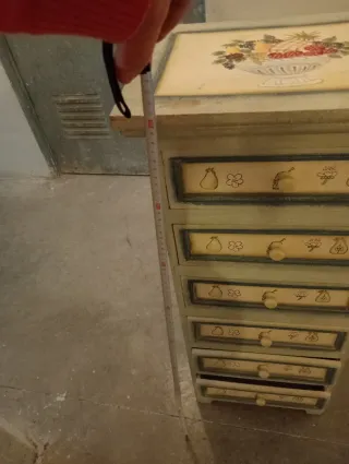 Cómoda pintada a mano con frutas