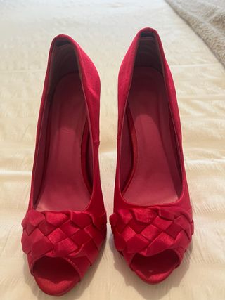 Sandalias tacón fucsia tejidas peep toe