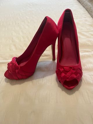 Sandalias tacón fucsia tejidas peep toe