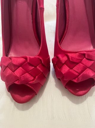 Sandalias tacón fucsia tejidas peep toe