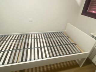 Cama individual con somier de láminas