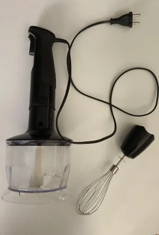 Batidora de mano Braun con vaso y varillas