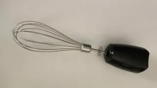 Batidora de mano Braun con vaso y varillas