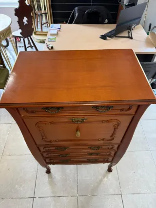 Cómoda de madera con detalles dorados