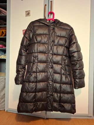 Chaquetón acolchado negro con pelo