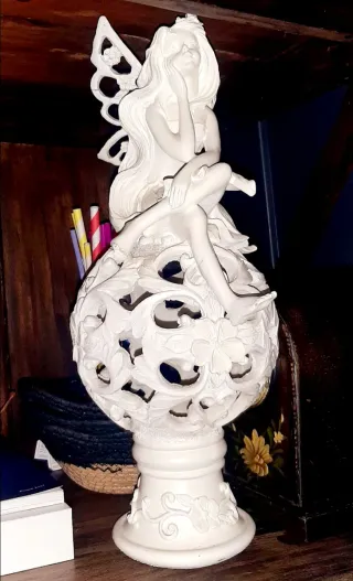 Figura de Hada Sentada sobre Esfera