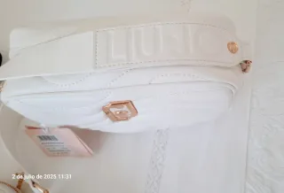Bandolera Liu Jo bianca con portafoglio con etichette