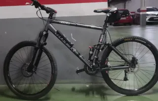 Bicicleta Trek a Doppia Sospensione in Alluminio