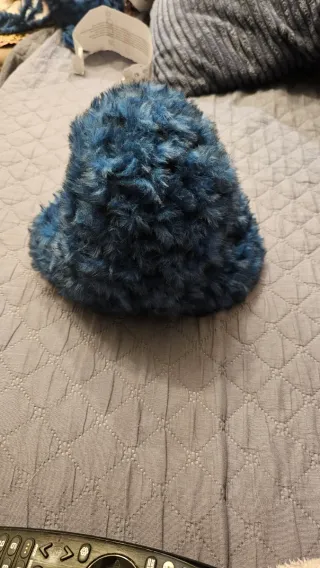 Gorro de lana tipo piel azul