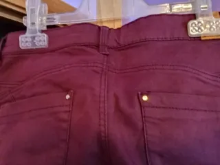 Pantalón vino tinto Stradivarius elástico
