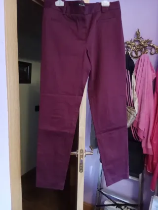 Pantalón vino tinto Stradivarius elástico