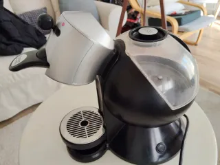 Cafetera Dolce Gusto Negra y Plateada