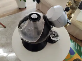 Cafetera Dolce Gusto Negra y Plateada