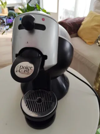 Cafetera Dolce Gusto Negra y Plateada