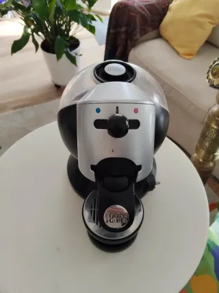 Cafetera Dolce Gusto Negra y Plateada