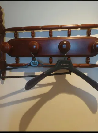 Perchas Burberry y varias marcas