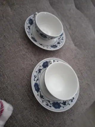 Set 2 tazze e piattini in porcellana