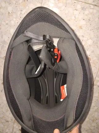 Casco de moto negro con detalles verdes talla l