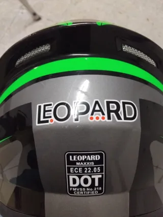 Casco de moto negro con detalles verdes talla l