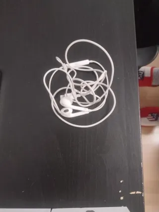 iPhone 13 Rosa + cascos originales de apple + 4 fu