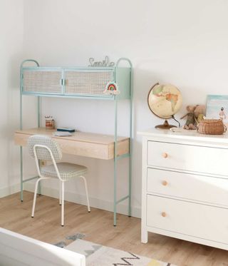 Escritorio de Calma Chechu con cajón-pupitre