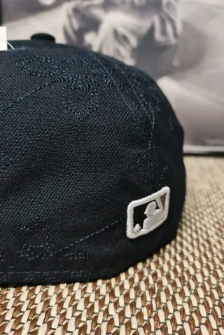 Gorra New Era 59Fifty Negra y Blanca Talla 7.1/4