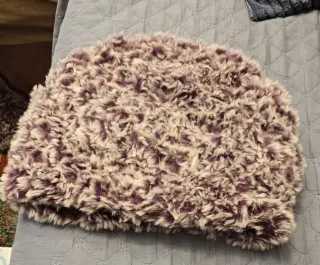 Gorro lana pelo beige y morado