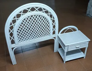 Cabezal y mesita de bambú blanco