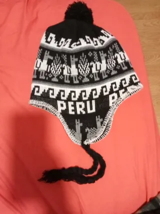 Gorro de lana Perú con pompón y trenzas
