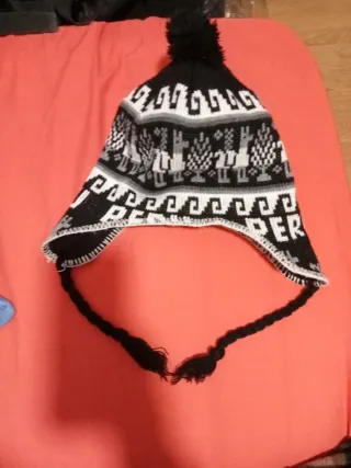 Gorro de lana Perú con pompón y trenzas