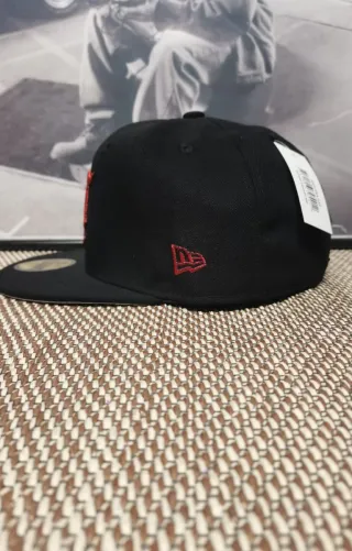 Gorra New Era 59Fifty Negra Roja Talla 7.1/2