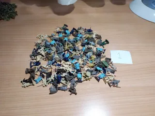 Soldatini di plastica assortiti 1/72