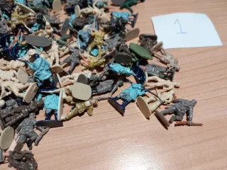 Soldatini di plastica assortiti 1/72