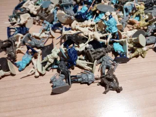 Soldatini di plastica assortiti 1/72