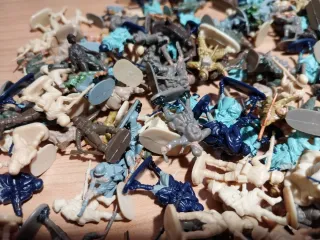 Soldatini di plastica assortiti 1/72