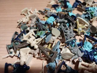 Soldatini di plastica assortiti 1/72