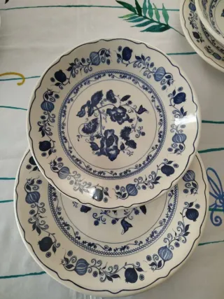 set servizio di piatti in ceramica decorato
