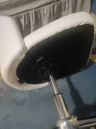 Silla de estudio blanca y plateada