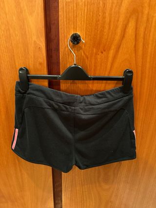 Pantalón corto deportivo Adidas negro y rosa