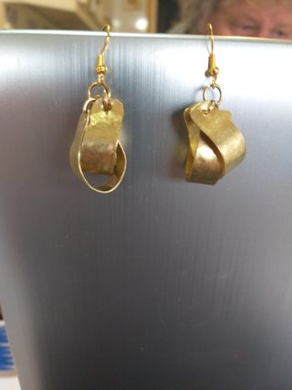 Pendientes artesanales dorados