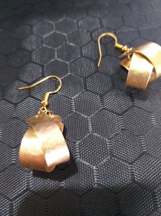 Pendientes artesanales dorados