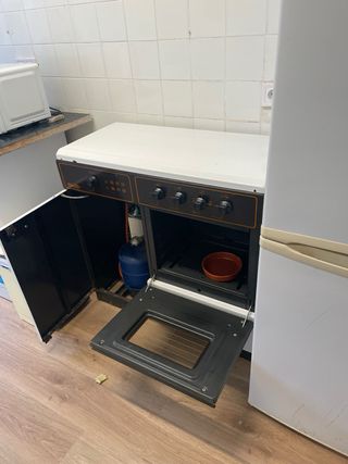 Cocina de gas con horno y bombona
