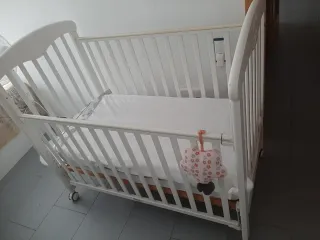 Cuna de bebé blanca con ruedas